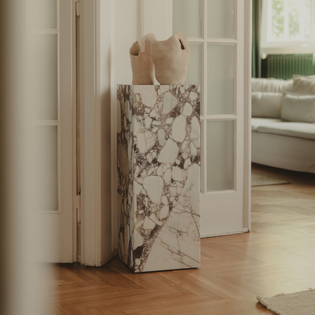 CALACATTA VIOLA PLINTH STAND